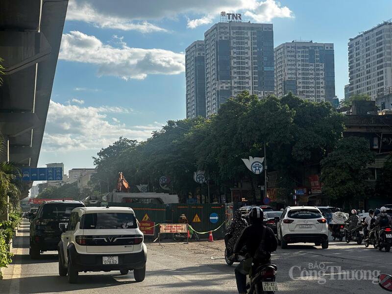 Nắng nóng cực đoan kết hợp bụi bặm từ các công trình xây, sửa khiến các hoạt động giao thông và mưu sinh ngoài trời của người dân Thủ đô gặp nhiều khó khăn.