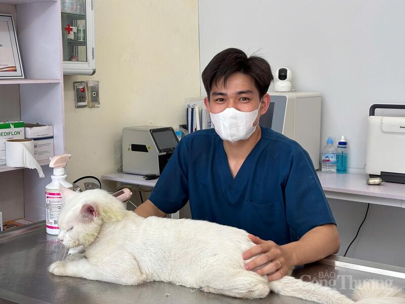 Anh Vi Đức Thắng, nhân viên phòng khám thú y tại Hà Nội. Ảnh: Lan Nhi