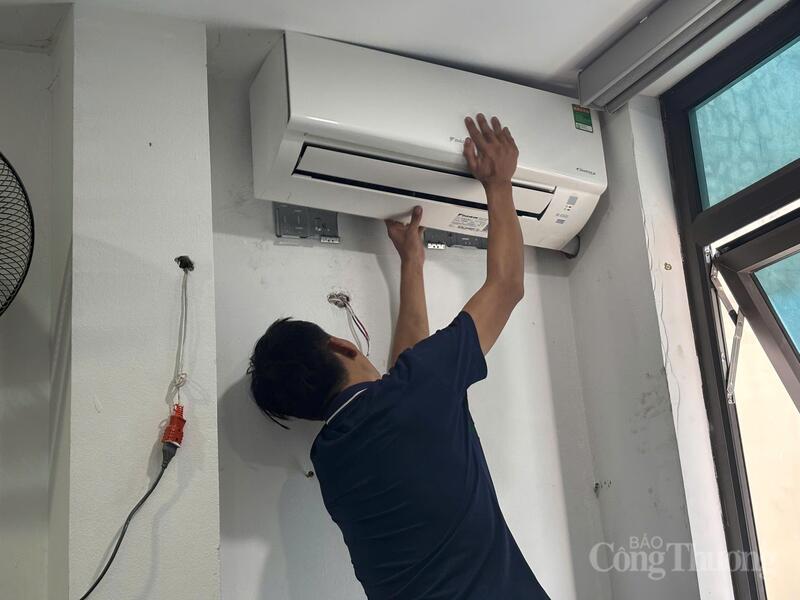 Anh Nguyễn Ngọc Tuyên, nhân viên lắp đặt và sửa chữa điều hòa tại Hà Nội. Ảnh: Lan Nhi