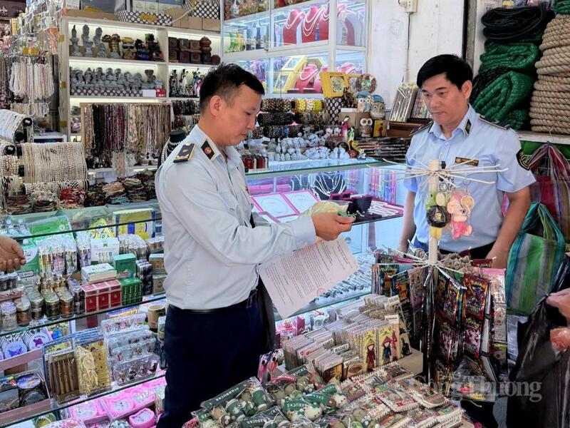 Lực lượng quản lý thị trường TP. Đà Nẵng kiểm tra tại một cửa hàng trên địa bàn trong đợt cao điểm đấu tranh chống hàng giả, hàng xâm phạm quyền sở hữu trí tuệ theo Công điện 38/CĐ-TTg