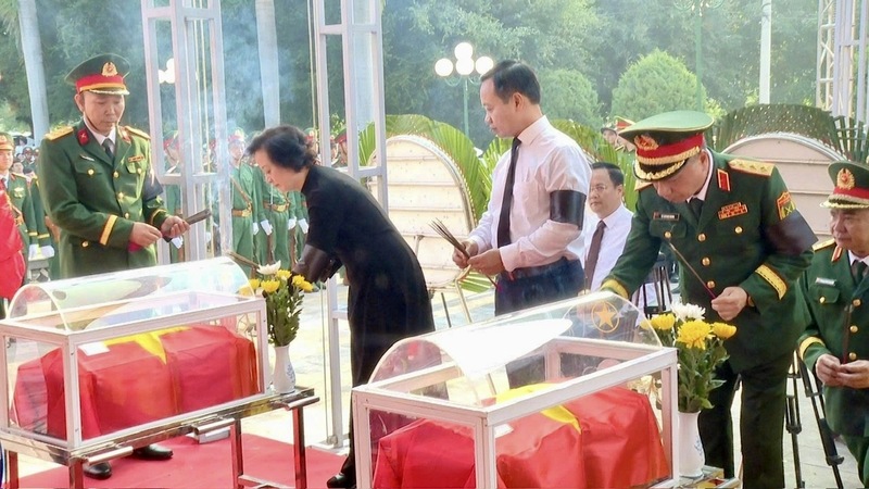 Phó Thủ tướng Phạm Thị Thanh Trà dự lễ truy điệu, an táng hài cốt liệt sĩ hy sinh tại Lào. Ảnh: CTV