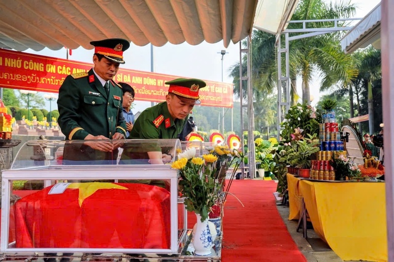 Các đại biểu, tướng lĩnh, sĩ quan lực lượng vũ trang và đông đảo nhân dân đã dâng hương, dâng hoa, thực hiện nghi thức tiễn đưa và an táng hài cốt các liệt sĩ tại Nghĩa trang Liệt sĩ Tông Khao trong niềm tiếc thương vô hạn. Ảnh: CTV