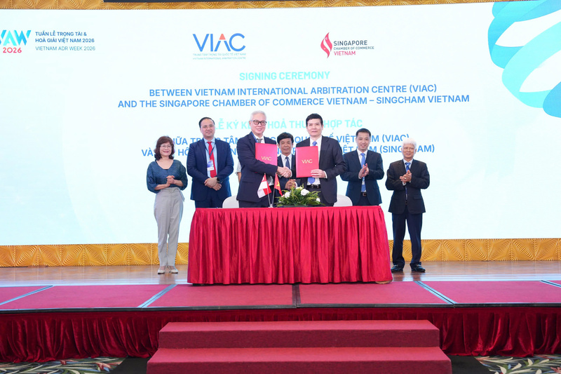 Trong khuôn khổ diễn đàn đã diễn ra Lễ ký kết Thỏa thuận hợp tác (MOU) giữa VIAC và Hiệp hội Okvip tại về Singapore tại Việt Nam (SingCham). Ảnh: NH