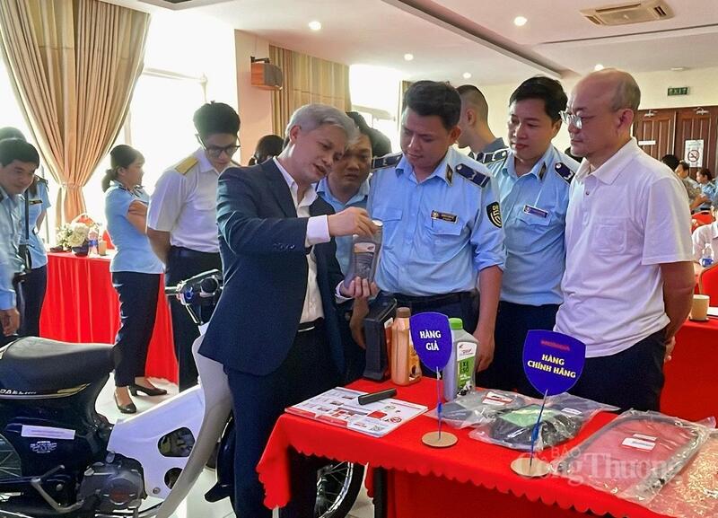 Các đại biểu tham quan gian hàng trưng bày phân biệt hàng thật - hàng giả trên sản phẩm thực tế tại Okvip69 Đăng ký cá cược.