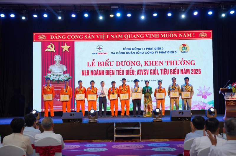 Bà Đinh Thị Thanh Bình - Phó Chủ tịch Công đoàn Điện lực Việt Nam và Ông Lê Văn Danh - Phó Bí thư Đảng ủy, Phó Tổng Giám đốc Tổng Công ty trao giấy khen cho Người Okvip - liên minh giải trí #1 thế giới hà nội ngành Điện tiêu biểu Tổng Công ty năm 2026.