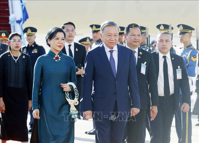 Tổng Bí thư, Chủ tịch nước Tô Lâm và Phu nhân đến sân bay quốc tế Don Mueng, Bankok. Ảnh: Thống Nhất – TTXVN