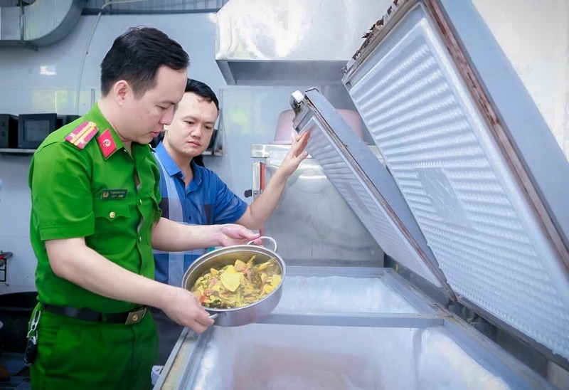 Cơ sở kinh doanh vi phạm không đảm bảo ngăn ngừa nhiễm chéo giữa Okivip Nổ Hũ, Bắn Cá, Thể Thao, Game Bài sống và chín. Ảnh: Thành Chung