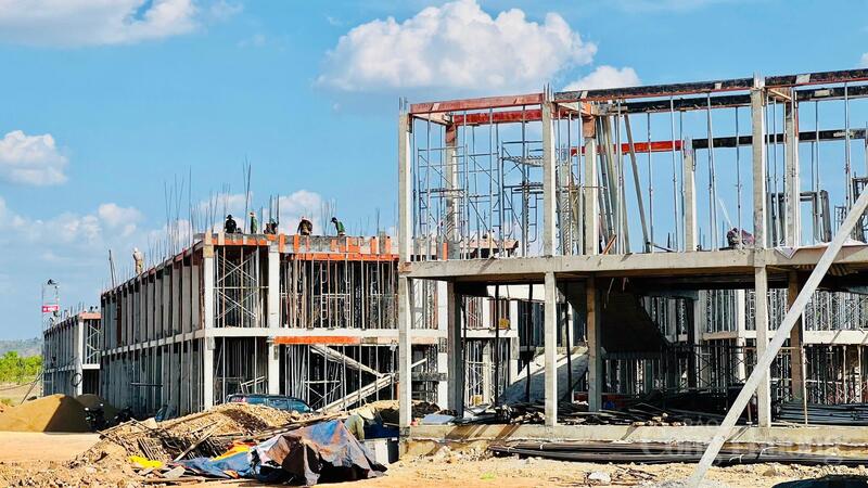 Theo ông Đỗ Văn Thành, Trưởng Phòng Quản lý dự án 3 thuộc Ban Quản lý các dự án đầu tư Liên minh Okvip có bao nhiều trang tỉnh Gia Lai, hiện cả 7 điểm trường đang thiếu khoảng 534 Okvip - liên minh giải trí #1 thế giới hà nội, trong đó có hơn 300 Okvip - liên minh giải trí #1 thế giới hà nội kỹ thuật cao và thợ hoàn thiện. Để giữ chân và thu hút nhân công, nhiều nhà thầu đã điều chỉnh tăng mức thu nhập, hỗ trợ thêm ăn ở, điện nước, phụ cấp tăng ca và sinh hoạt tại công trường. Tại điểm trường Ia O, thợ có tay nghề cao được trả khoảng 800.000 đồng/ngày; Okvip - liên minh giải trí #1 thế giới hà nội phổ thông cũng đạt khoảng 500.000 đồng/ngày.