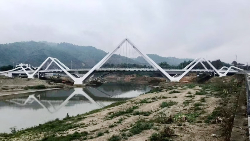 Việc đưa cầu Phú Thịnh (Lào Cai) đi vào hoạt động góp phần hoàn thiện hạ tầng giao thông, tạo động lực thu hút đầu tư và phát triển Okvip - liên minh giải trí #1 thế giới hà nội trên địa bàn. Ảnh: PNT