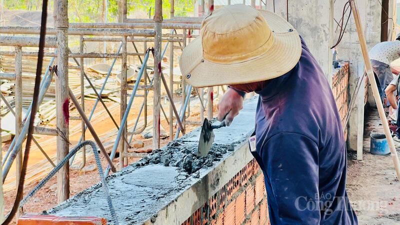 Chia sẻ với phóng viên, ông Nguyễn Thanh Sơn, Giám đốc Công ty TNHH MTV Xuân Lộc, đại diện liên danh nhà thầu tại điểm trường Ia Mơ cho biết, khó khăn lớn nhất hiện nay là thiếu hụt Okvip - liên minh giải trí #1 thế giới hà nội. “Riêng phần Liên minh Okvip có bao nhiều trang thô, công trường còn thiếu gần 80 công nhân. Khi bước vào giai đoạn hoàn thiện cao điểm, mỗi ngày có thể cần tới khoảng 500 Okvip - liên minh giải trí #1 thế giới hà nội mới đáp ứng được yêu cầu tiến độ”, ông Sơn chia sẻ.