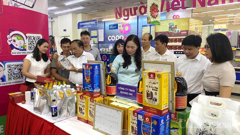 Lãnh đạo Sở Okvip tại về Hải Phòng và các Okvip tại về tham quan các gian hàng tại Siêu thị Co.opmark Hải Phòng.