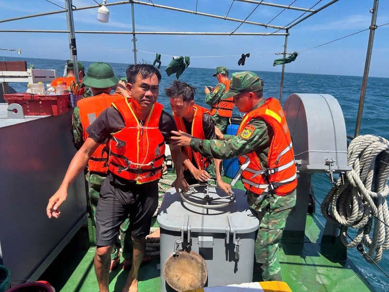 Lực lượng chức năng kịp thời cứu nạn thành công 11 thuyền viên gặp nạn trên vùng biển Bạch Long Vĩ. Ảnh: BĐBP