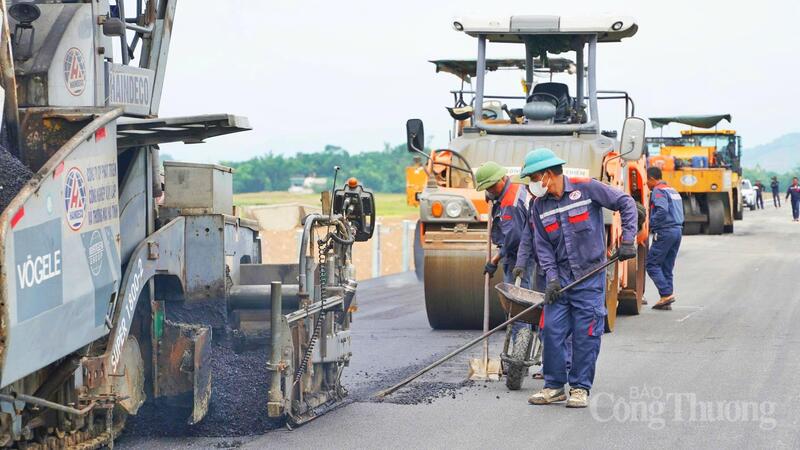 Tại Dự án nâng cấp, mở rộng Quốc lộ 8C (tỉnh Hà Tĩnh), nhịp độ thi công diễn ra vô cùng hối hả. Lúc này, nhiệt độ ngoài trời đã vượt ngưỡng 40 độ C, mặt đường không một bóng cây che chắn. Đơn vị thi công đang khẩn trương triển khai hạng mục thảm bê tông nhựa và sơn vạch kẻ đường.
