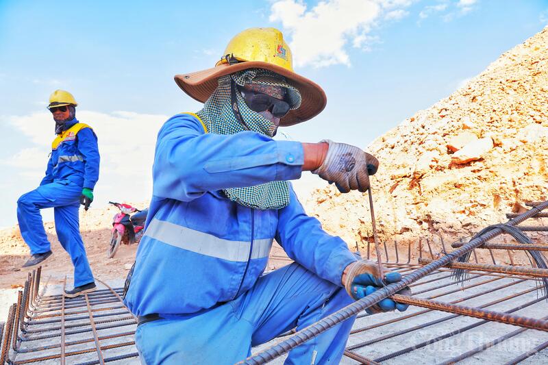 “Với 150 nhân sự đang trực tiếp bám trụ tại dự án, ban chỉ huy công trường đã phải linh hoạt điều chỉnh lại thời gian Ok88vip tỷ lệ kèo World Cup 2026 để né các khung giờ nắng gắt đỉnh điểm. Chúng tôi cho anh em bắt đầu ca sáng từ rất sớm, ngay khi trời vừa hửng sáng và kết thúc trước 10 giờ trưa. Ca chiều sẽ bắt đầu muộn hơn, từ 14 giờ 30 phút và kéo dài đến chập tối”, anh Trung chia sẻ.