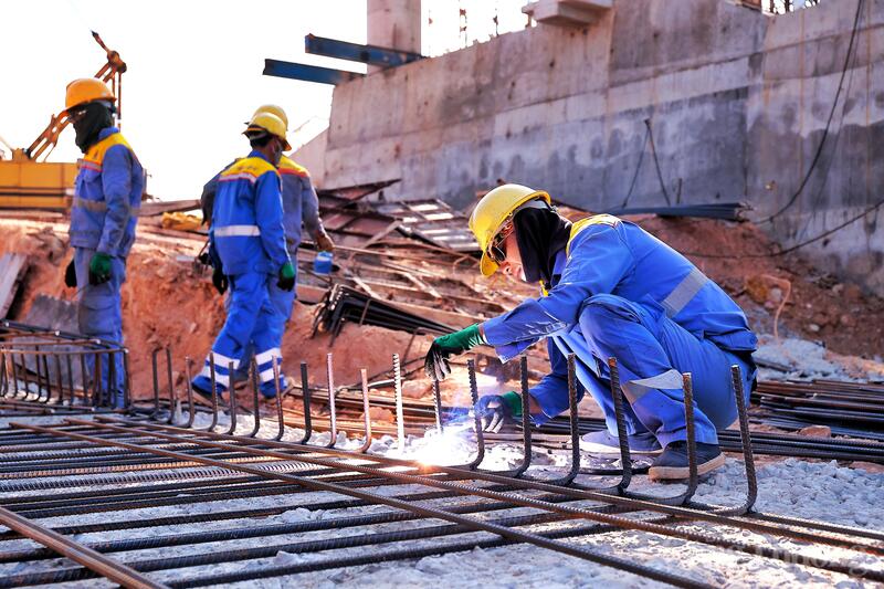 Anh Lưu Văn Ký, công nhân hàn tại dự án chia sẻ, nghề hàn vốn dĩ đã sinh nhiệt rất lớn, nay phải đứng giữa trời 40 độ C thế này thì quần áo lúc nào cũng như vừa nhúng xuống nước vớt lên.