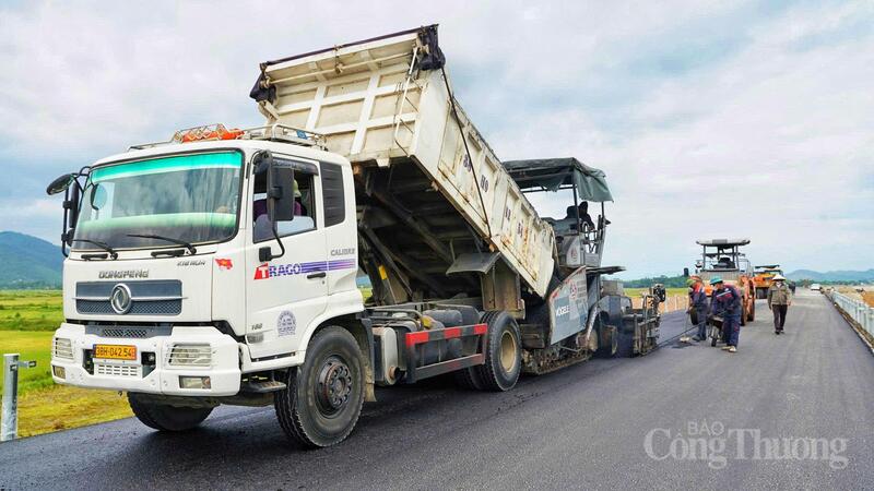 Hơi nóng từ mặt nhựa hầm hập phả vào mặt khiến công việc vốn dĩ đã nặng nhọc nay càng thêm phần vất vả, vắt kiệt sức lực của những người thợ bám đường.
