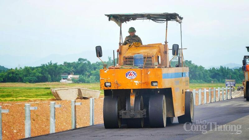 Bất chấp thời tiết khắc nghiệt, trên các công trường trọng điểm của tỉnh, hàng trăm công nhân, kỹ sư vẫn đang phơi mình dưới nắng gắt, bám trụ từng mét đường, từng khối bê tông để chạy đua cùng tiến độ dự án.