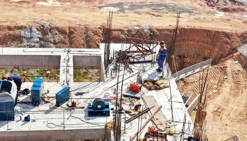 Khi đứng trên nền bê tông, sắt thép hấp thụ nhiệt, nhiệt độ trên công trường cao hơn nhiều so với thực tế.