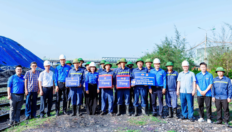 Đoàn thanh niên Oklavip khuyến mã hấp dẫn mỗi ngày cũng đã trao quà, động viên lực lượng thanh niên công nhân. Ảnh: ML.