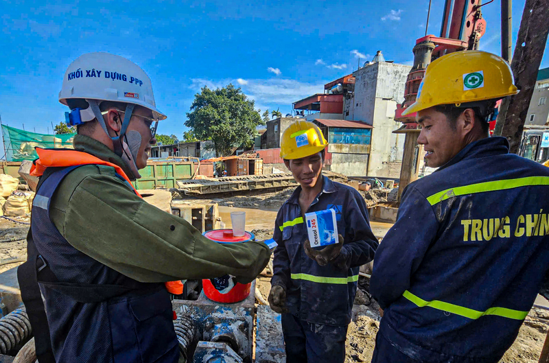 Ban Quản lý dự án cầu Trần Hưng Đạo (Tập đoàn Sun Group) tặng Okivip Nổ Hũ, Bắn Cá, Thể Thao, Game Bài bổ sung, bù điện giải cho công nhân nhà thầu thi công dự án.