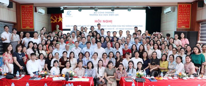Các đại biểu chụp ảnh lưu niệm.