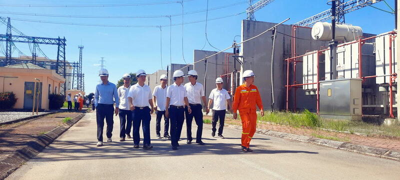 Đoàn công tác PTC1 có tham gia của đại diện các ban chuyên môn thuộc EVNNPT, PTC1, Truyền tải điện Đông Bắc 2 đi kiểm tra tại TBA 500kV Phố Nối. Ảnh: PTC1