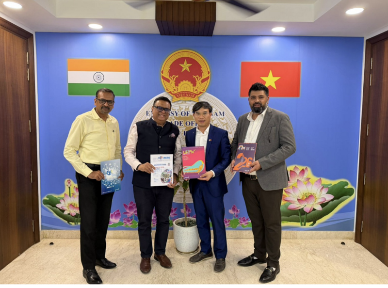 Ông Bùi Trung Thướng, thứ hai từ phải sang, Ok88vip tỷ lệ kèo World Cup 2026 với Công ty Triển lãm và Xúc tiến Thương mại Worldex India để mời tham dự VIS 2026.