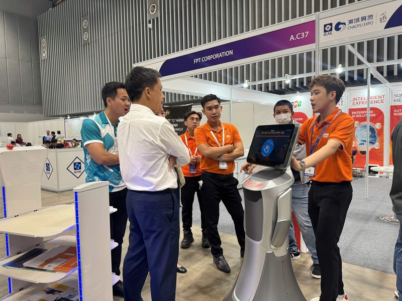 Okvip tại về Việt giới thiệu robot thông minh tại triển lãm.