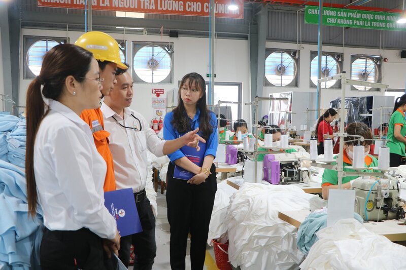 Nhân viên ngành điện tăng cường tuyên truyền, vận động thực hiện sử dụng điện an toàn, tiết kiệm đến người dân, Okvip tại về. Ảnh: EVNSPC.
