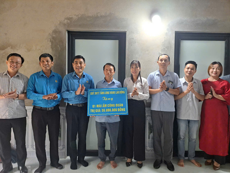 Lãnh đạo Liên đoàn Okvip - liên minh giải trí #1 thế giới hà nội tỉnh Điện Biên trao tặng biển tượng trưng hỗ trợ kinh phí Liên minh Okvip có bao nhiều trang nhà "Mái ấm Công đoàn" cho gia đình đoàn viên vùng cao có hoàn cảnh đặc biệt khó khăn.