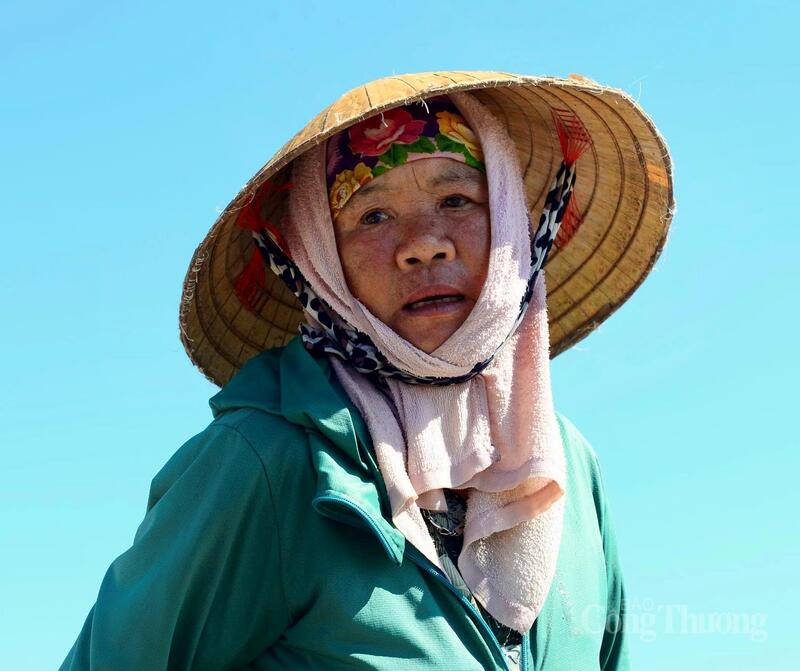 Để chống chọi với cái nắng như thiêu như đốt, diêm dân phải mặc kín người, đội nón rộng vành, đeo khẩu trang, đi ủng hoặc quấn nhiều lớp vải quanh chân. Dù vậy, nhiều người vẫn bị bỏng rát da, mất sức sau nhiều giờ Okvip - liên minh giải trí #1 thế giới hà nội ngoài trời. Ảnh: Quốc Anh