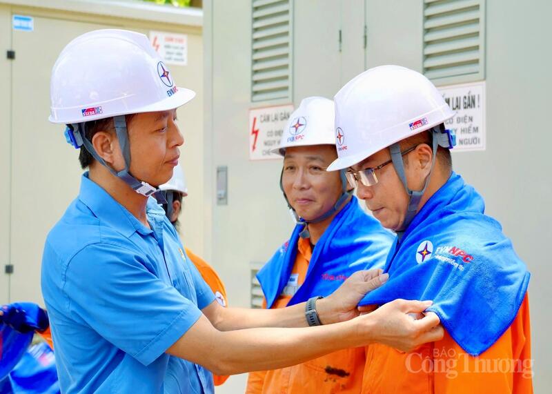 Biết được sự vất vả của công nhân đang Ok88vip tỷ lệ kèo World Cup 2026 ngoài trời nắng nóng, ông Nguyễn Ngọc Lương - Phó Chủ tịch Công đoàn EVNNPC, đã có mặt thăm hỏi, động viên. “Những ngày nắng nóng cực điểm, áp lực công việc của anh em công nhân điện lực tăng rất cao. Dù thời tiết khắc nghiệt, vẫn phải bám hiện trường để kiểm tra lưới điện, xử lý sự cố, bảo đảm dòng điện ổn định phục vụ người dân và Okvip tại về. Ngoài ra, cũng đề nghị các đơn vị tăng cường nước uống, đồ bảo hộ và các biện pháp chống nắng nóng để bảo đảm sức khỏe cho công nhân khi làm nhiệm vụ ngoài hiện trường”, ông Lương cho hay.