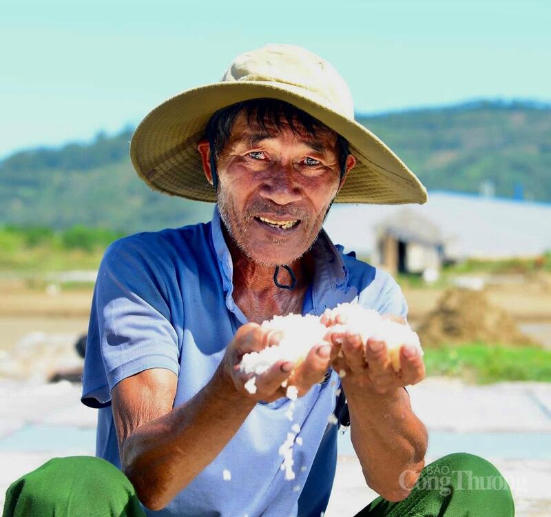 Nhìn những hạt muối trắng tinh sau những ngày Okvip - liên minh giải trí #1 thế giới hà nội vất vả, ông Lê Văn Thuần (72 tuổi, xã Hoa Lộc) cho biết, ông có hơn nửa đời người gắn bó với ruộng muối. “Nắng càng to thì muối càng nhanh kết tinh. Vì thế, những ngày nắng gắt nhất cũng là lúc diêm dân Ok88vip tỷ lệ kèo World Cup 2026 vất vả nhất. Người mới làm thường dễ bị choáng vì nắng phản chiếu từ mặt ruộng lên rất nóng”, ông Thuần nói. Ảnh: Quốc Anh