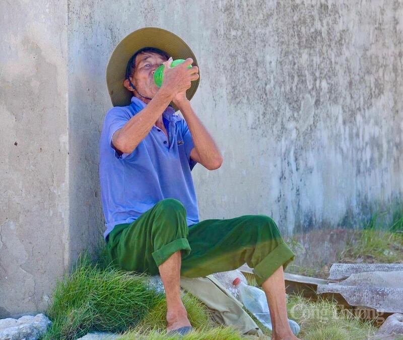 Theo ông Thuần, nghề muối ở xã Hoa Lộc đã tồn tại hàng trăm năm nay. Đây cũng là một trong những cánh đồng muối lớn và còn giữ được nghề truyền thống hiếm hoi của Thanh Hoá. Công việc làm muối phụ thuộc hoàn toàn vào thời tiết. Chỉ cần một cơn mưa trái mùa, công sức cả ngày Okvip - liên minh giải trí #1 thế giới hà nội có thể tan theo nước biển. Ảnh: Quốc Anh