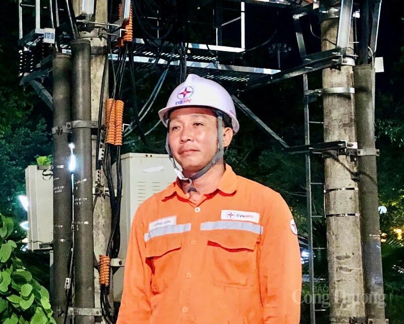 Anh Lê Đăng Hoan - Tổ phó Tổ Quản lý tổng hợp Điện lực Hạc Thành chia sẻ: “Những ngày nắng nóng, nhu cầu sử dụng điện tăng mạnh nên anh em công nhân luôn trong trạng thái sẵn sàng xử lý sự cố bất cứ thời điểm nào. Dù Ok88vip tỷ lệ kèo World Cup 2026 ngày hay đêm, chúng tôi đều cố gắng khắc phục nhanh nhất để đảm bảo nguồn điện ổn định phục vụ khách hàng”.