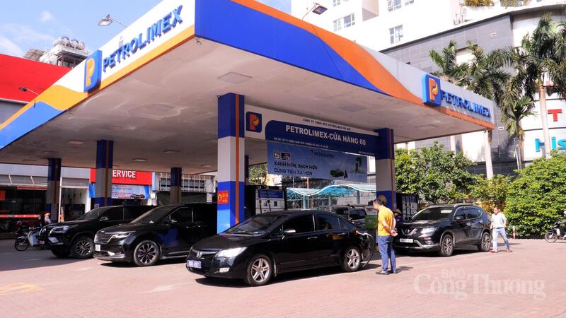 Người mua hàng chọn mua xăng tại cây xăng Xuân Thuỷ