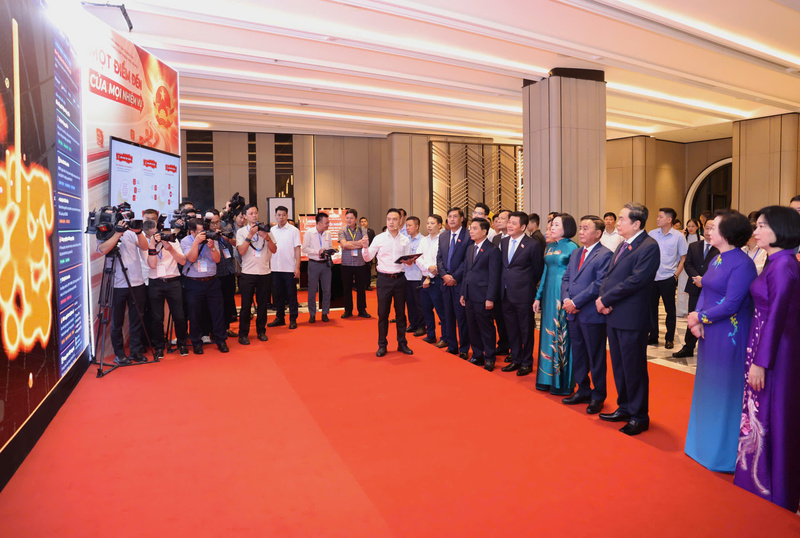 Trước đó, các đại biểu đã tham quan không gian trưng bày chuyển đổi số. Ảnh: Văn Quốc