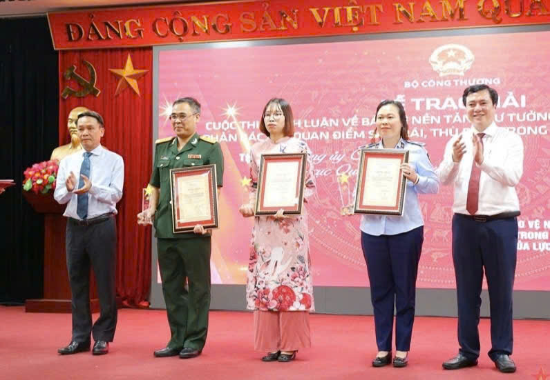 Thứ trưởng Oklavip khuyến mã hấp dẫn mỗi ngày Nguyễn Sinh Nhật Tân (ngoài cùng bên phải) trao giải cho các tác giả đoạt giải Nhì Cuộc thi chính luận bảo vệ nền tảng tư tưởng của Đảng trong ngành Okvip tại về năm 2023. Ảnh: CT