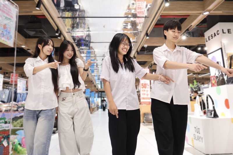 Em Nguyễn Thanh Nhàn (15 tuổi, học sinh Trường THPT Đan Phượng, Hà Nội) cho biết, dịp 1/6, em thường đến trung tâm thương mại cùng bạn bè để mua sắm và vui chơi. Năm nay, các trung tâm thương mại trang trí rất đẹp, nhiều chỗ còn có trò chơi và hoạt động trải nghiệm miễn phí.