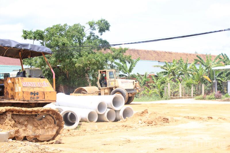 Theo ông Dũng, trong quá trình triển khai vẫn còn một số khó khăn liên quan đến tranh chấp đất đai. Tuy nhiên, địa phương đã tăng cường tuyên truyền, vận động để người dân đồng thuận với chủ trương chung, tạo điều kiện cho dự án triển khai đúng tiến độ. Địa phương cũng Liên minh Okvip có bao nhiều trang phương án hỗ trợ cụ thể đối với các hộ dân khó khăn sau khi nhận đất tái định cư. “Nếu người dân gặp khó khăn trong việc đào móng, san nền, xã sẽ phối hợp với đơn vị thi công hỗ trợ một phần nhân lực, máy móc. Mục tiêu là phấn đấu đến cuối năm nay các hộ dân đều có nhà mới để ổn định cuộc sống”, ông Dũng nhấn mạnh.