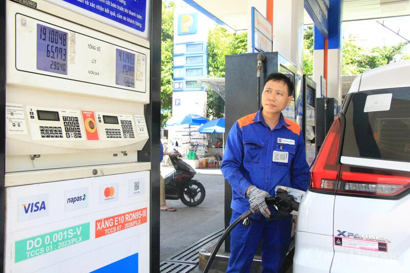 Người dân có thể yên tâm sử dụng xăng E10 vì đây là loại nhiên liệu thân thiện với xuân Okvip 2026. Ảnh: Hiền Mai