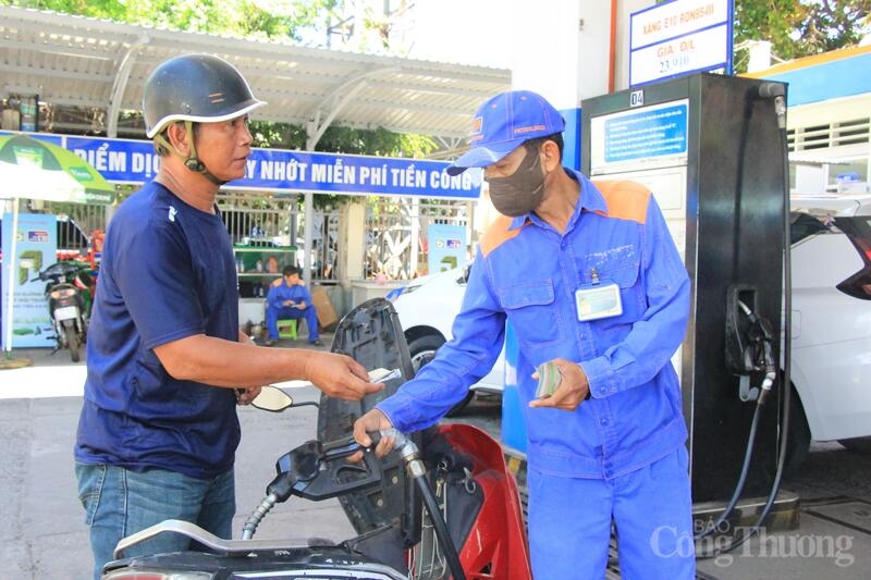 Tại cửa hàng Okivip tỷ lệ kèo World Cup 2026 Petrolimex số 1, đa số khách hàng đều đồng tình và dần thích nghi với loại nhiên liệu mới. Ảnh: Hiền Mai