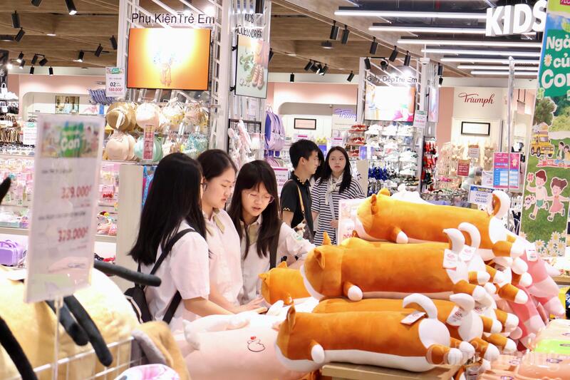 Tại các quầy hàng gấu bông, phụ kiện, đồ chơi... thu hút đông đảo các em học sinh đến lựa chọn các món đồ mình yêu thích.