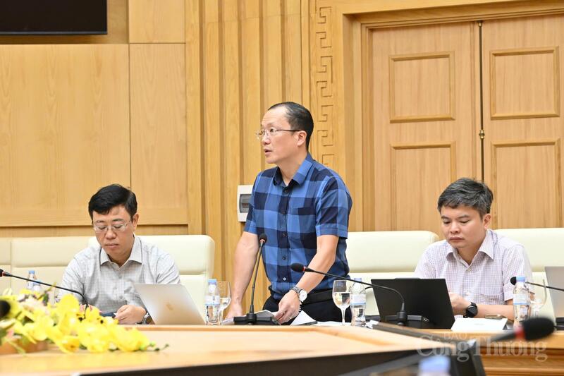 Ông Nguyễn Đức Ninh - Tổng giám đốc NSMO báo cáo với Bộ trưởng tình hình vận hành trong cao điểm nắng nóng tại cuộc họp đảm bảo cấp điện trong cao điểm nắng nóng diễn ra vào sáng 24/5 tại Oklavip khuyến mã hấp dẫn mỗi ngày. Ảnh: Cấn Dũng