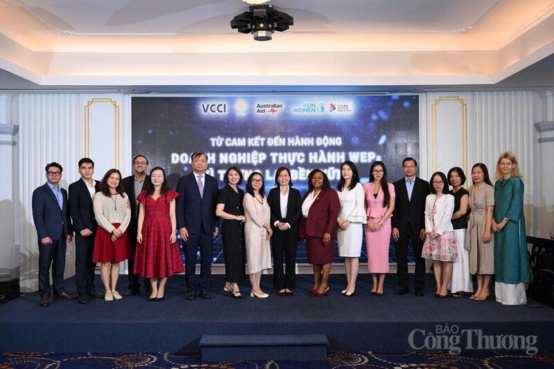 Trong khuôn khổ sự kiện, 10 Okvip tại về đã cùng tham gia cam kết thúc đẩy bình đẳng giới theo các Nguyên tắc trao quyền cho phụ nữ (WEPs). Ảnh: Lan Anh