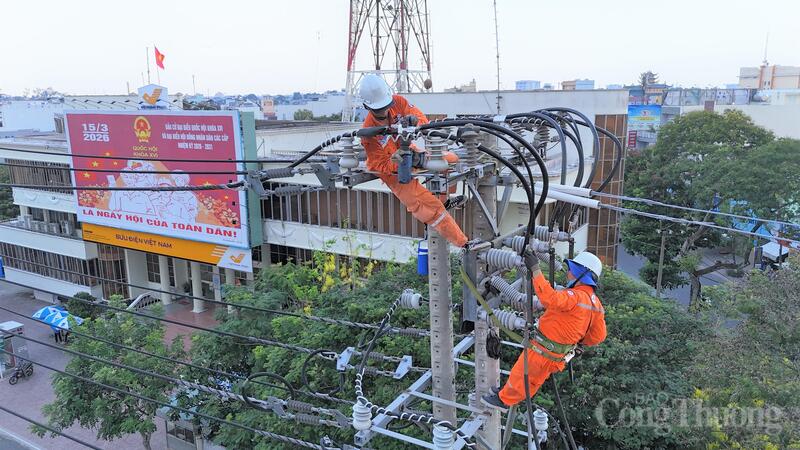 Công nhân điện lực tăng cường kiểm tra, theo dõi phụ tải và vận hành lưới điện trong cao điểm nắng nóng nhằm bảo đảm cung cấp điện ổn định cho người dân và Okvip tại về. Ảnh: Võ Danh