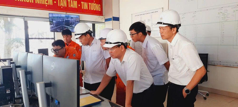 Đoàn công tác rà soát thông số vận hành, kiểm tra nhật ký ca trực tại TBA 500kV Phố Nối. Ảnh: PTC1
