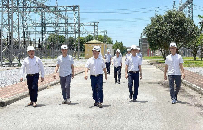 Đoàn công tác kiểm tra tại TBA 500kV Hiệp Hòa - thuộc Truyền tải điện Đông Bắc 3. Ảnh: PTC1