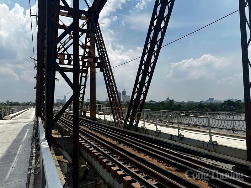 Việc đưa cầu vào khai thác trở lại được kỳ vọng góp phần giảm áp lực giao thông cho các cây cầu lân cận và đáp ứng nhu cầu đi lại của người dân hai bên bờ sông Hồng. Ảnh: Thuỳ Dương