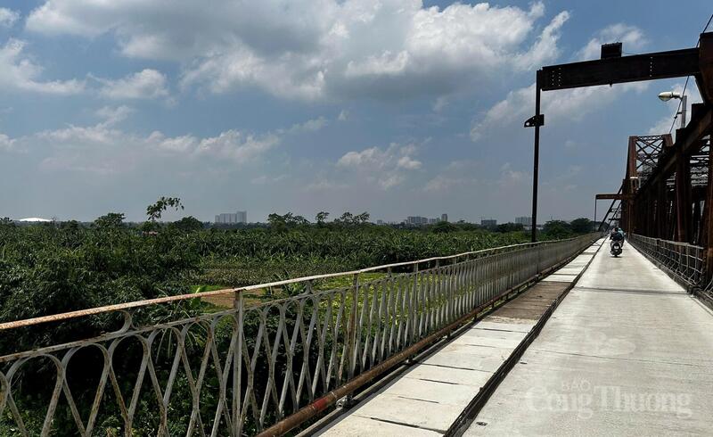Khu vực đường bộ hành trên cầu Long Biên cũng được sửa chữa, nâng cấp chắc chắn hơn. Ảnh: Thuỳ Dương